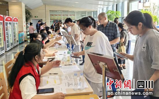 新生報到現場。成都軌道集團供圖 新生報到現場。成都軌道集團供圖