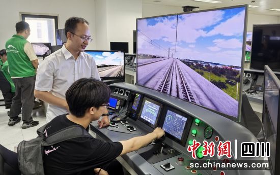 學生體驗列車駕駛。成都軌道交通集團供圖 學生體驗列車駕駛。成都軌道交通集團供圖