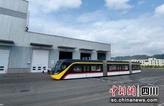 新下線的馬來西亞首列批量車氫能源智軌。 黃平 攝 新下線的馬來西亞首列批量車氫能源智軌。 黃平 攝
