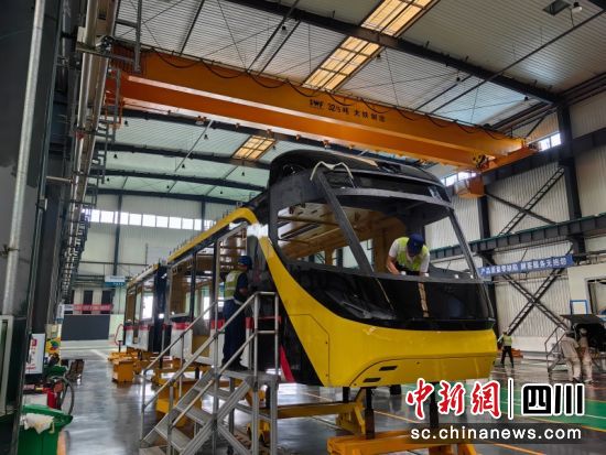 中車鐵投生產車間氫能源智軌生產現場。 黃平 攝 中車鐵投生產車間氫能源智軌生產現場。 黃平 攝