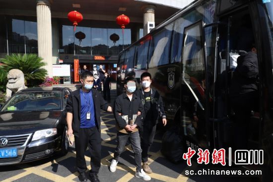 抓獲非法銷售煙絲煙管犯罪團伙嫌疑人。陳非藝 攝 抓獲非法銷售煙絲煙管犯罪團伙嫌疑人。陳非藝 攝