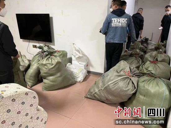 搗毀煙絲煙管銷售窩點現(xiàn)場。陳非藝 攝 搗毀煙絲煙管銷售窩點現(xiàn)場。陳非藝 攝