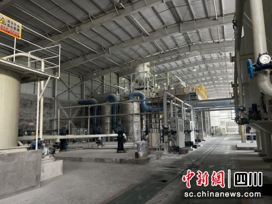 礦石新材料生產(chǎn)車間。郵儲銀行樂山分行供圖 礦石新材料生產(chǎn)車間。郵儲銀行樂山分行供圖