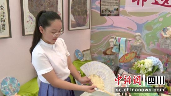 白芯語展示自己的濕拓畫成品。劉倩 攝 白芯語展示自己的濕拓畫成品。劉倩 攝