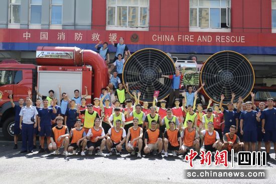 40名市民走進消防營區(qū)體驗生活。張倩 攝 40名市民走進消防營區(qū)體驗生活。張倩 攝