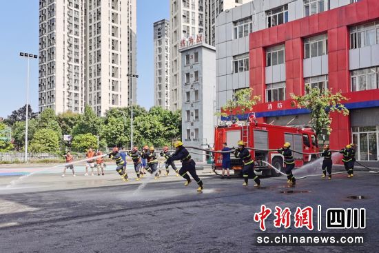 體驗小組間對抗PK現(xiàn)場。張倩 攝 體驗小組間對抗PK現(xiàn)場。張倩 攝