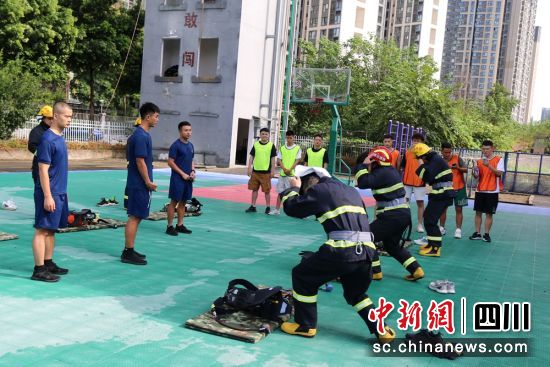 身著滅火防護服體驗現(xiàn)場。張倩 攝 身著滅火防護服體驗現(xiàn)場。張倩 攝