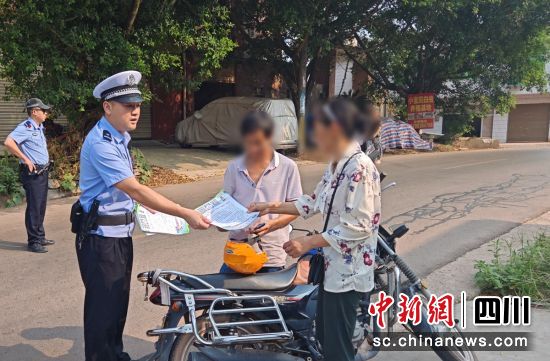 散發宣傳資料。余欣 供圖 散發宣傳資料。余欣 供圖