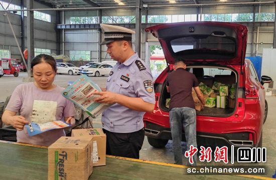 交警進企業開展宣傳。余欣 供圖 交警進企業開展宣傳。余欣 供圖