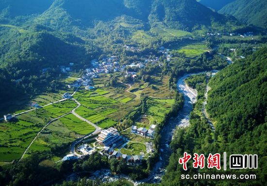 滿目青綠的美麗鄉村。 胡宇 攝 滿目青綠的美麗鄉村。 胡宇 攝