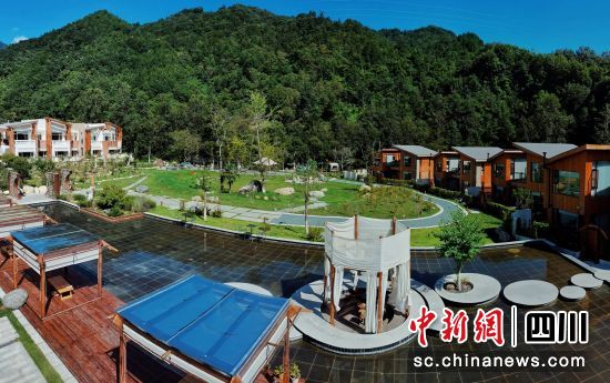 綠水青山中的精品民宿。 胡宇 攝 綠水青山中的精品民宿。 胡宇 攝