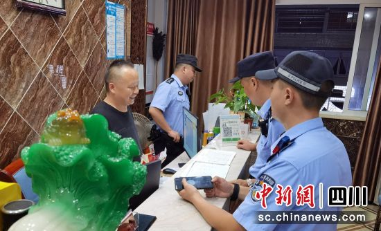 相關場所巡查。榮縣公安 供圖 相關場所巡查。榮縣公安 供圖