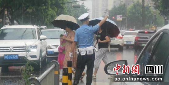 正在雨中堅(jiān)守執(zhí)勤。青羊區(qū)委宣傳部 供圖 正在雨中堅(jiān)守執(zhí)勤。青羊區(qū)委宣傳部 供圖