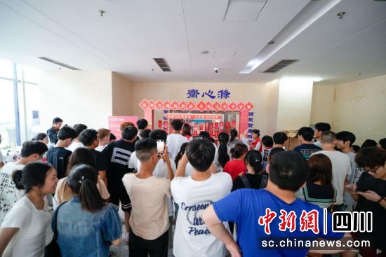 大學生積極參與猜反詐燈謎活動。成都銀行供圖 大學生積極參與猜反詐燈謎活動。成都銀行供圖
