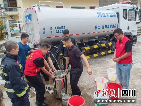 送水現場。張中舉 攝 送水現場。張中舉 攝