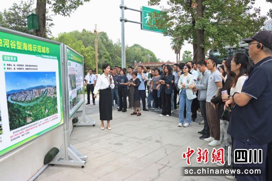 13日,在廣元參加“全國海綿城市示范城市建設(shè)成果凝練工作會(huì)”的代表集中參觀廣元海綿城市建設(shè)。張妍 攝影 13日,在廣元參加“全國海綿城市示范城市建設(shè)成果凝練工作會(huì)”的代表集中參觀廣元海綿城市建設(shè)。張妍 攝影