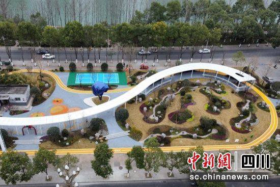 廣元海綿城市建設(shè)的東壩社區(qū)口袋公園一角。廣元市委宣傳部 供圖 廣元海綿城市建設(shè)的東壩社區(qū)口袋公園一角。廣元市委宣傳部 供圖