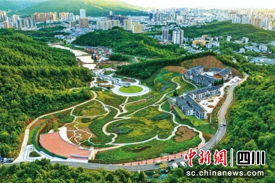 廣元海綿城市建設(shè)后的百草園公園一角。陳平 攝 廣元海綿城市建設(shè)后的百草園公園一角。陳平 攝