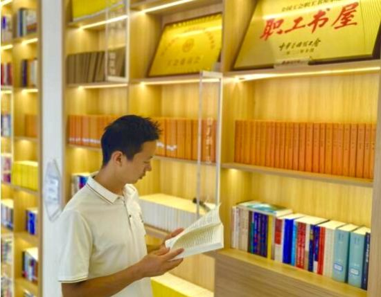 楊海在工會(huì)驛站翻閱圖書 楊海在工會(huì)驛站翻閱圖書