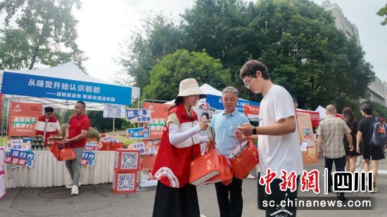成都工業學院新生收到“見面禮”。郫都區融媒體中心 供圖 成都工業學院新生收到“見面禮”。郫都區融媒體中心 供圖