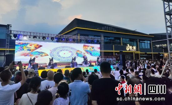 特色消費街區文藝匯演。雅安市委宣傳部 供圖 特色消費街區文藝匯演。雅安市委宣傳部 供圖