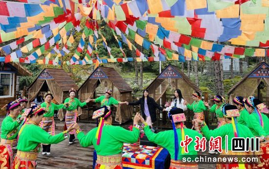 “非遺進景區”活動。雅安市委宣傳部 供圖 “非遺進景區”活動。雅安市委宣傳部 供圖
