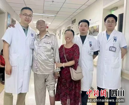 已能行走的鄭爺爺及家屬與醫生合影。王星 攝 已能行走的鄭爺爺及家屬與醫生合影。王星 攝