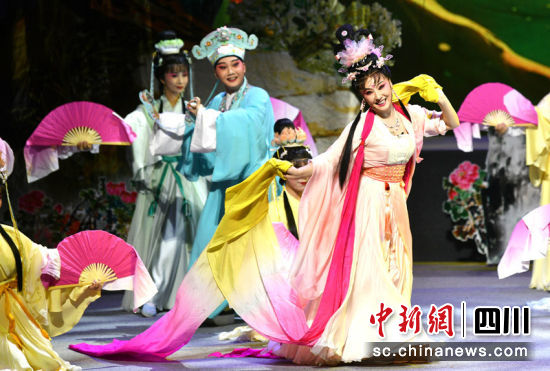川劇《芙蓉花仙》演出場景。四川省文化和旅游廳 供圖 川劇《芙蓉花仙》演出場景。四川省文化和旅游廳 供圖