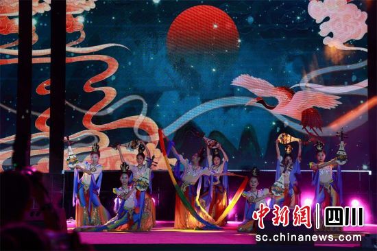 文藝節(jié)目表演。長(zhǎng)寧縣融媒體中心供圖 文藝節(jié)目表演。長(zhǎng)寧縣融媒體中心供圖