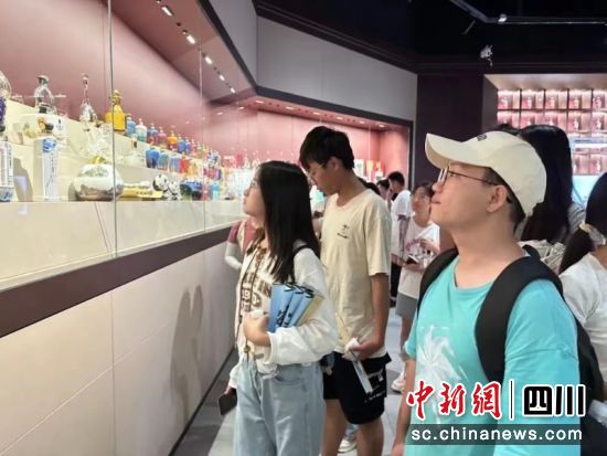 同學們正在有序參觀。宜賓新聞網 供圖 同學們正在有序參觀。宜賓新聞網 供圖