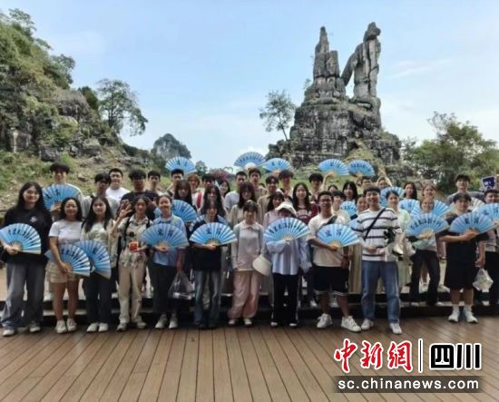 一起合影。宜賓新聞網 供圖 一起合影。宜賓新聞網 供圖