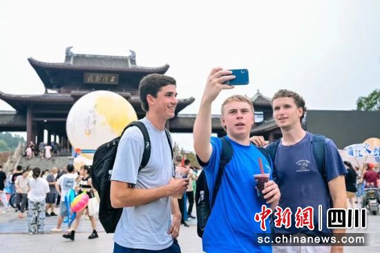 近日,國際名校學子來到成都新津街頭。 賽事組委會供圖 近日,國際名校學子來到成都新津街頭。 賽事組委會供圖