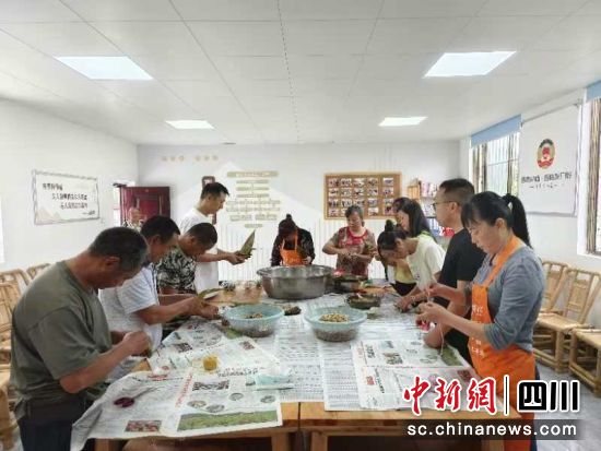 與群眾一起開展趣味體驗活動。楊翼如 攝 與群眾一起開展趣味體驗活動。楊翼如 攝