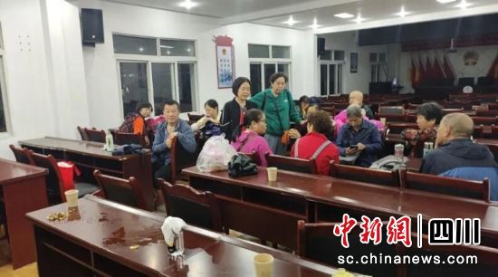 安全轉移游客和村民。汶川縣委宣傳部供圖 安全轉移游客和村民。汶川縣委宣傳部供圖