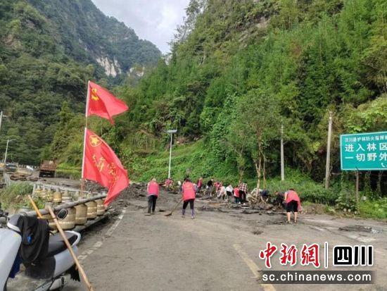 干群有序開展道路清淤工作。汶川縣委宣傳部供圖 干群有序開展道路清淤工作。汶川縣委宣傳部供圖