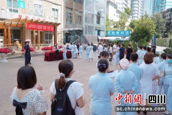 正在排隊(duì)捐款。馮靜濤 攝 正在排隊(duì)捐款。馮靜濤 攝