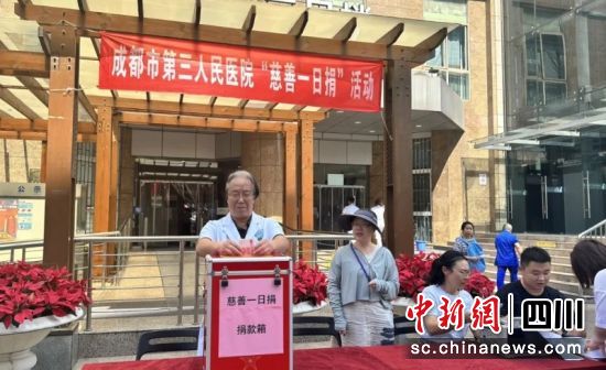 正在捐款。馮靜濤 攝 正在捐款。馮靜濤 攝