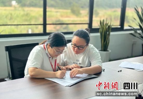 服務(wù)專員正在開展“一對(duì)一”“面對(duì)面”業(yè)務(wù)指導(dǎo)。吳潤(rùn)秋攝 服務(wù)專員正在開展“一對(duì)一”“面對(duì)面”業(yè)務(wù)指導(dǎo)。吳潤(rùn)秋攝