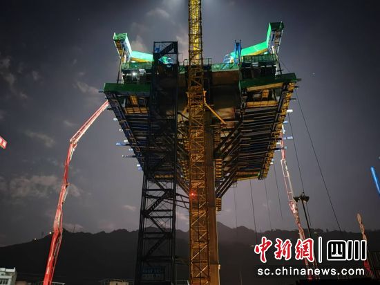 西渝高鐵康渝段站前四標首個連續梁“1號塊”澆筑。靖博 攝 西渝高鐵康渝段站前四標首個連續梁“1號塊”澆筑。靖博 攝