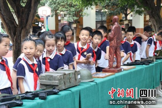 少先隊員參觀軍事設備模型。蔣雪梅 攝 少先隊員參觀軍事設備模型。蔣雪梅 攝