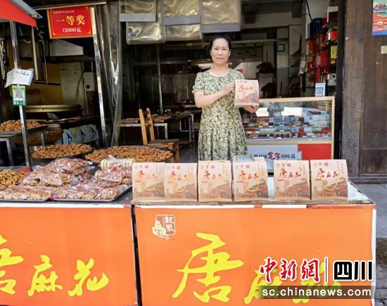 盧鳳正在直播。遂寧煙草供圖 盧鳳正在直播。遂寧煙草供圖
