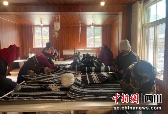 村民在縫紉專業合作社上班。壤塘縣委宣傳部供圖 村民在縫紉專業合作社上班。壤塘縣委宣傳部供圖