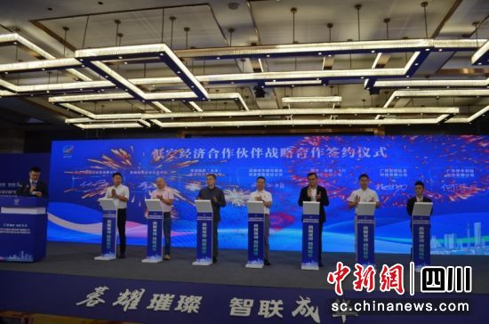 簽約儀式現(xiàn)場(chǎng)。龍功 攝 簽約儀式現(xiàn)場(chǎng)。龍功 攝