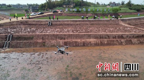 智能無人機自動化播種作業。中鐵科研院 供圖 智能無人機自動化播種作業。中鐵科研院 供圖