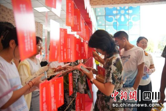 “反詐燈謎猜猜猜”活動現場。成都銀行 供圖 “反詐燈謎猜猜猜”活動現場。成都銀行 供圖