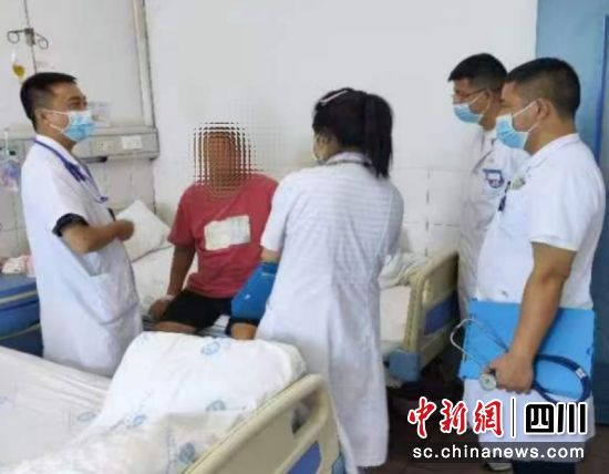 醫(yī)生團隊正在了解病人情況。潘攀 攝 醫(yī)生團隊正在了解病人情況。潘攀 攝