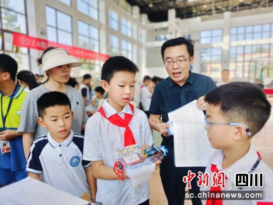 射洪壩筒車小學的參賽選手向評委展示自己的科創作品。薛潔 攝 射洪壩筒車小學的參賽選手向評委展示自己的科創作品。薛潔 攝