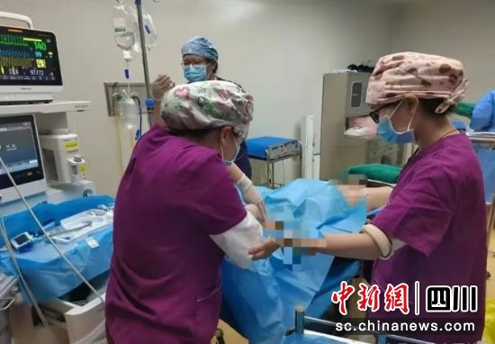 胡濤醫生(右一)正專注指導進行深靜脈穿刺。成都市第三人民醫院 供圖 胡濤醫生(右一)正專注指導進行深靜脈穿刺。成都市第三人民醫院 供圖