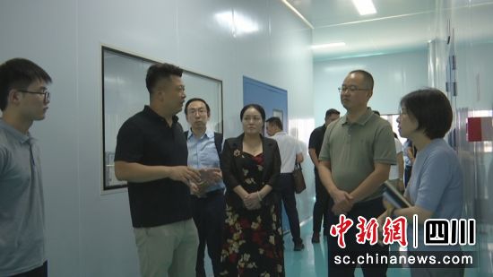 市縣“組團式”上門服務為企業解決融資難題。侯佩茹 攝 市縣“組團式”上門服務為企業解決融資難題。侯佩茹 攝