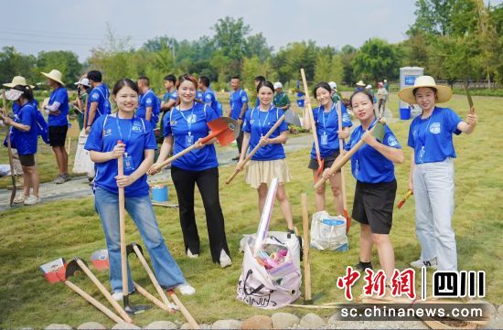 同臺“秀”技。郫都區委宣傳部 供圖 同臺“秀”技。郫都區委宣傳部 供圖